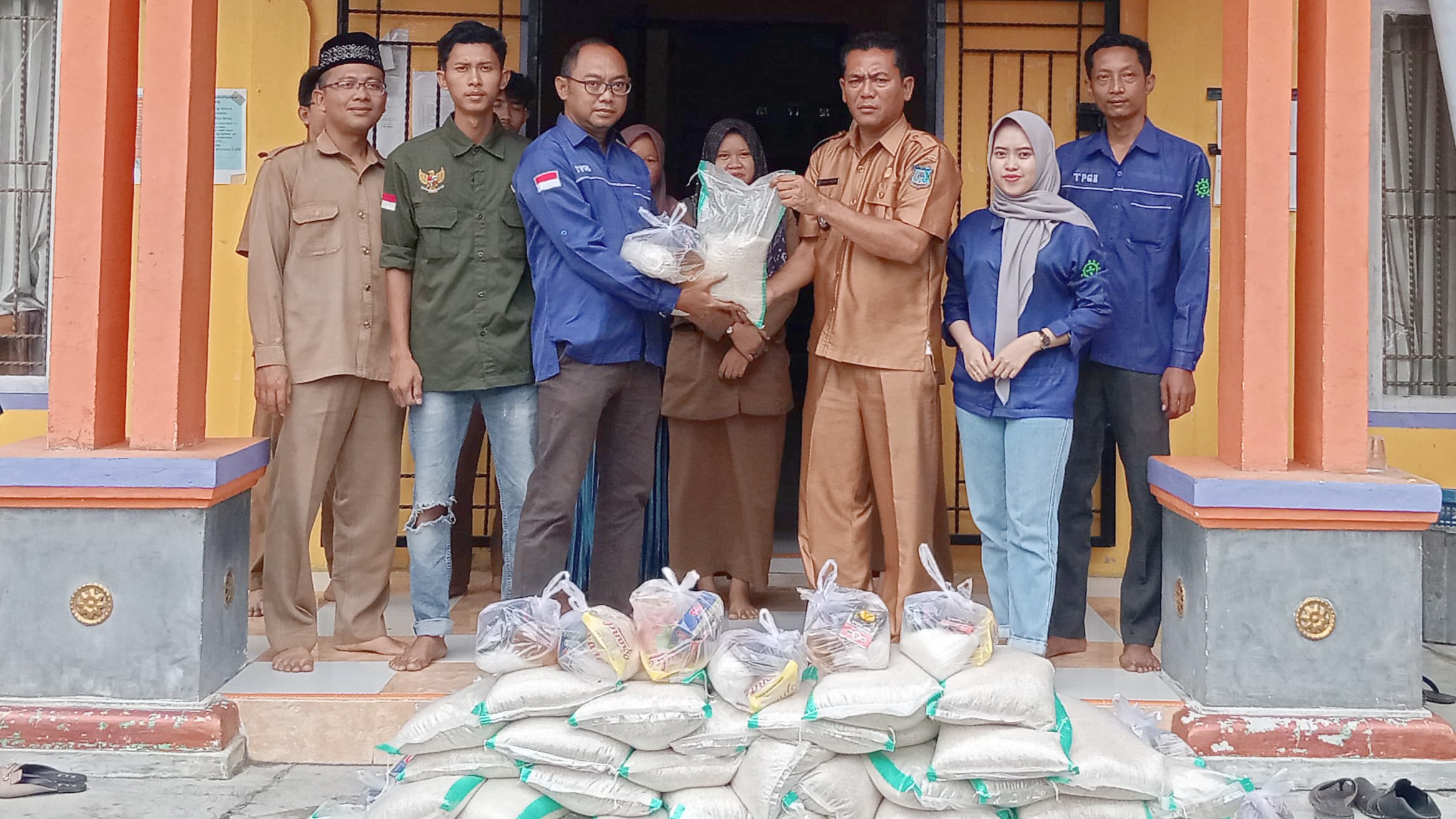 PT Tiga Pilar Gunung Batu Salurkan Bantuan ke Masyarakat